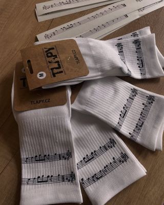 Tak jste se dočkali! Konečně máme ponožky pro muzikanty. Designové ponožky od @tlapy.cz, které doslova hrají Beethovenovu...