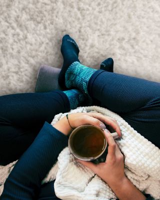 Zažijte pohodový den ve stylu s Tlapy 🧦✨ Zvolte kombinaci výrazné barvy ponožek + příjemného doplňku (deka, svíčka…) a...